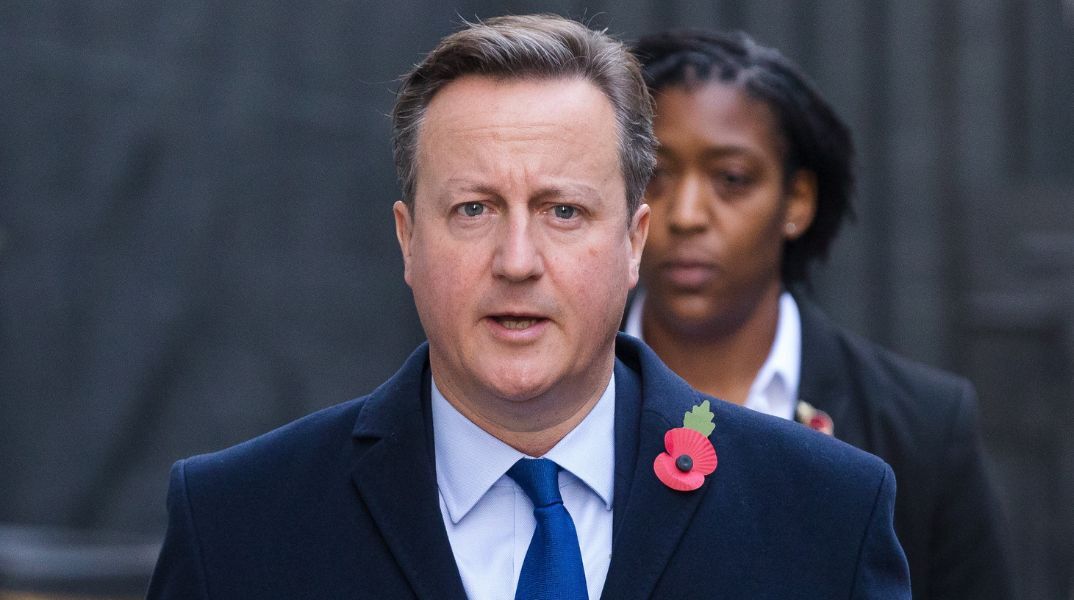 Βρετανία: Ο πρώην πρωθυπουργός Ντέιβιντ Κάμερον ορίστηκε υπουργός Εξωτερικών - Απρόσμενη επιστροφή στην πολιτική μετά το δημοψήφισμα του Brexit.