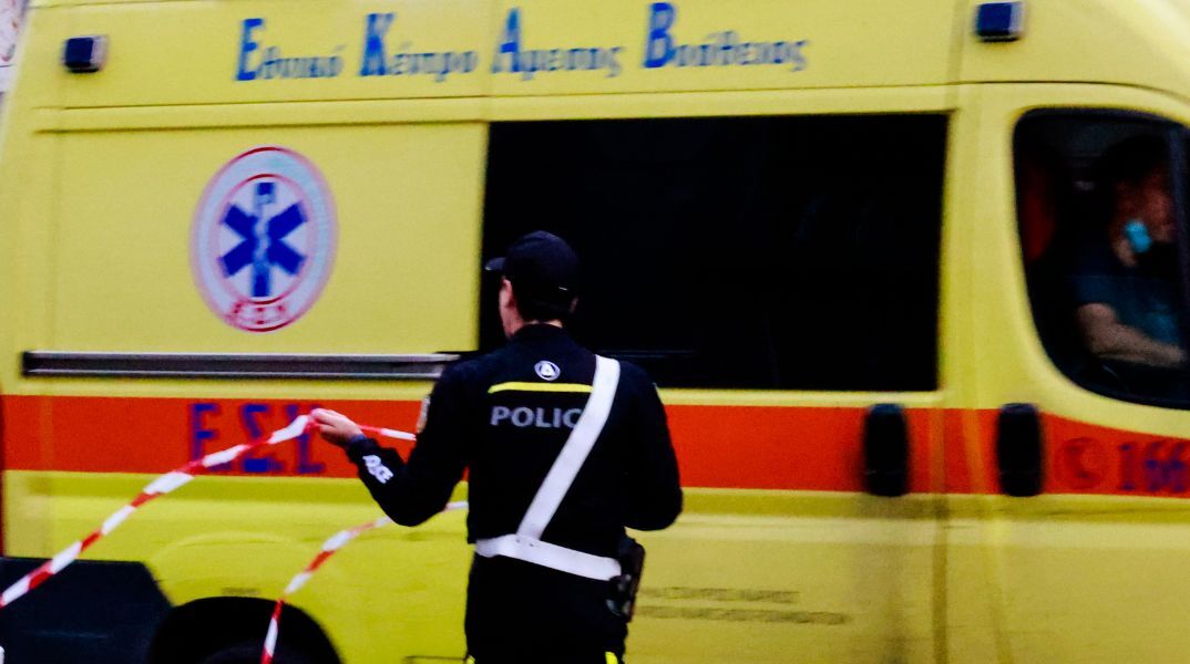 Θήβα: Στον εισαγγελέα ο αστυνομικός για τον θανάσιμο τραυματισμό 17χρονου Ρομά - Τι υποστήριξε κατά την απολογία του - Συγγενείς του θύματος στα δικαστήρια.