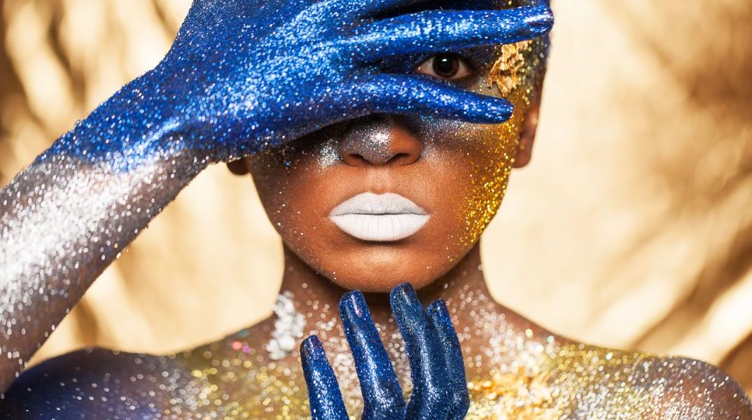 Glitter, το νέο κόλπο της Gen Ζ για να πιάνει και να τιμωρεί την απιστία 