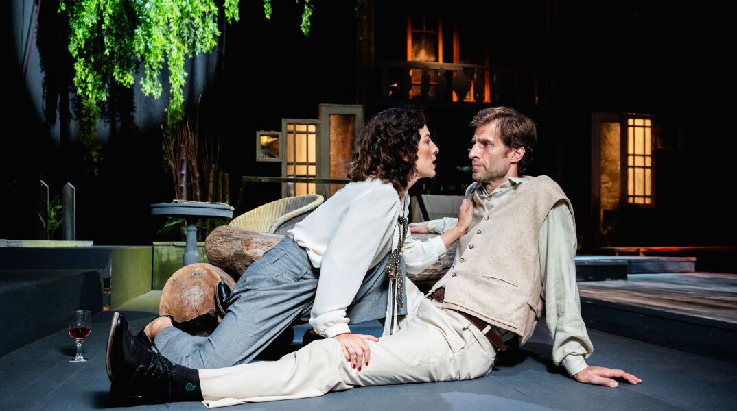 Ο Μάξιμος Μουμούρης και η Τζωρτζίνα Παλαιοθόδωρου στον "Πλατόνωφ" στο θέατρο ΤΟΠΟΣ ΑΛΛΟύ