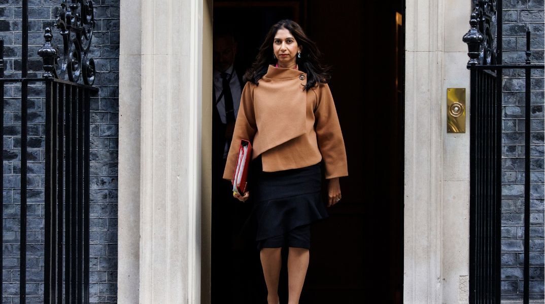 Βρετανία: Ο πρωθυπουργός Σούνακ έπαυσε την υπουργό Εσωτερικών Μπράβερμαν, σύμφωνα με το BBC - Σε εξέλιξη ανασχηματισμός της κυβέρνησης.