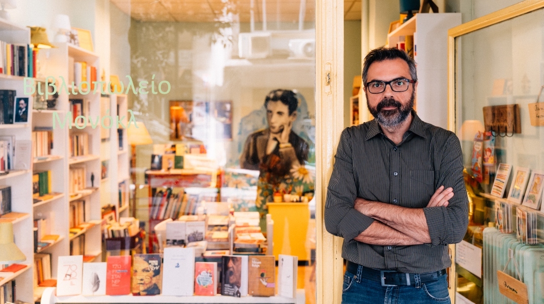 Μονόκλ: Ο ιδιοκτήτης του βιβλιοπωλείου, εκδοτικού οίκου και ηλεκτρονικού περιοδικού, Αντώνης Τσόκος, μιλάει στην Athens Voice.