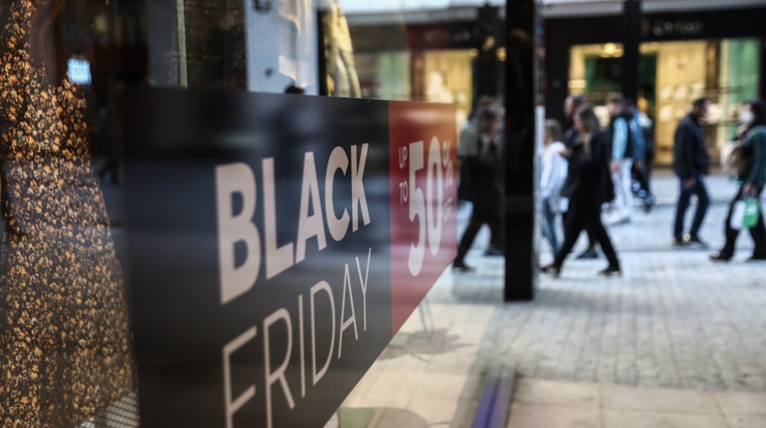 Ταμπέλα για τη Black Friday σε βιτρίνα καταστήματος σε κεντρικό δρόμο