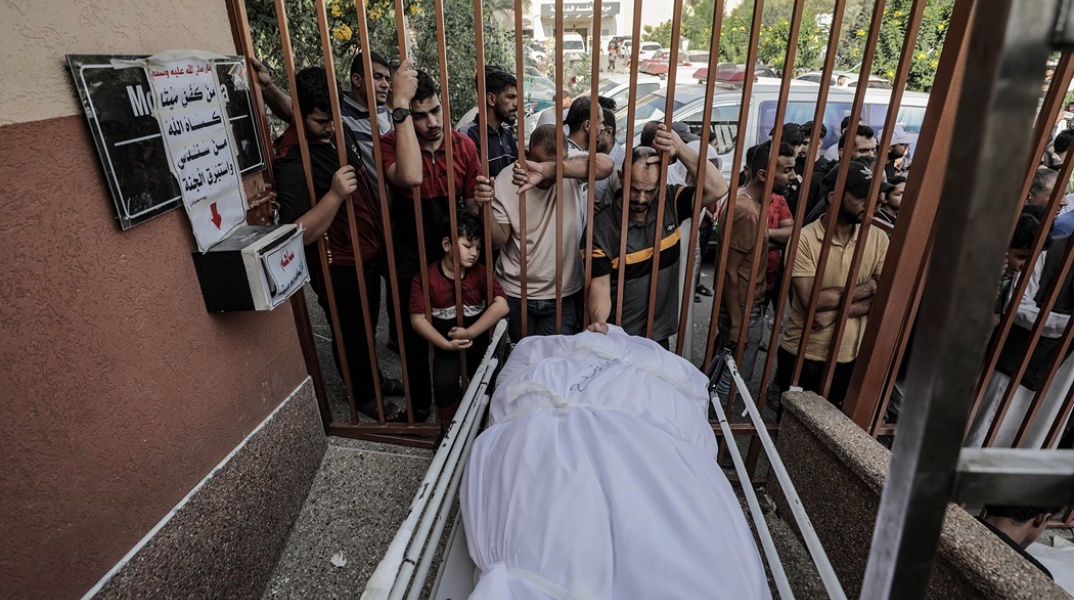 Πτώμα τυλιγμένο σε σεντόνι κοντά στα κάγκελα νοσοκομείου 