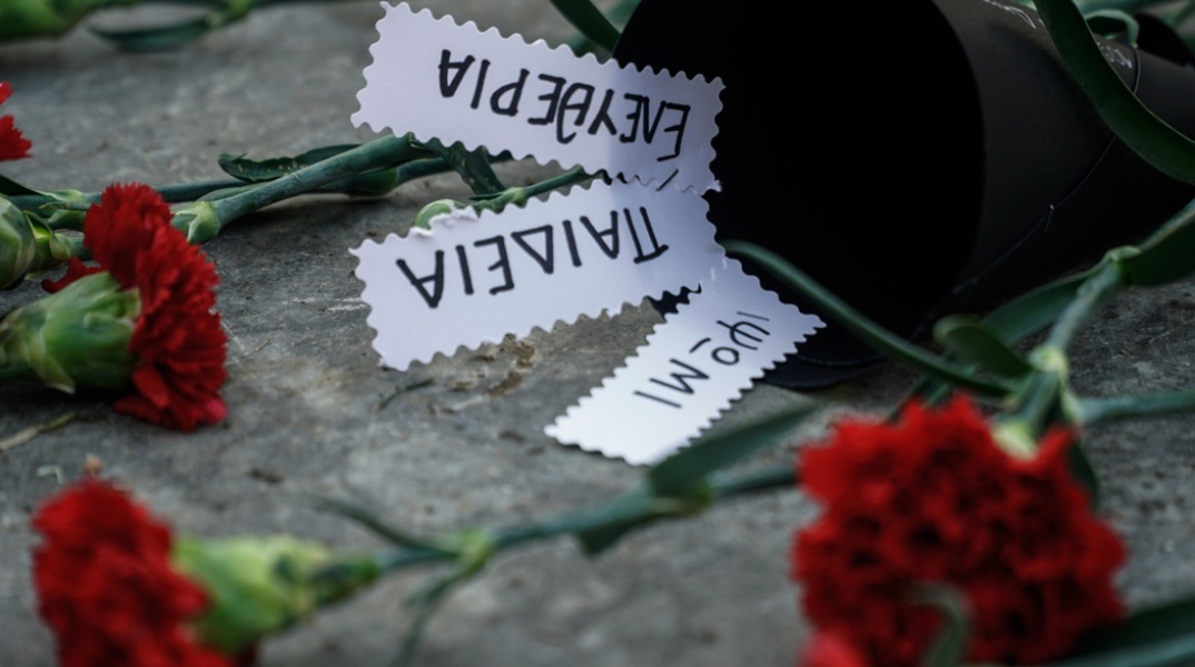 Λίγα γαρύφαλλα στον χώρο του Πολυτεχνείου 