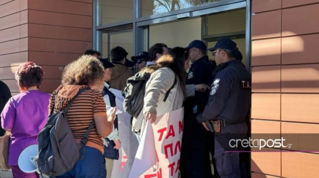 Στο Βενιζέλειο νοσοκομείο ο Μιχάλης Χρυσοχοϊδης