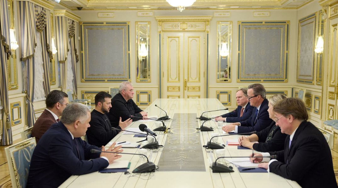 Βρετανία - Ουκρανία: Ο Ντέιβιντ Κάμερον συνάντησε τον πρόεδρο Ζελένσκι στο Κίεβο, στο πρώτο ταξίδι του στο εξωτερικό ως υπουργού Εξωτερικών.