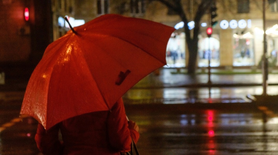 Έρχονται βροχές και πτώση της θερμοκρασίας την Πέμπτη - Πού θα χρειαστείτε ομπρέλα