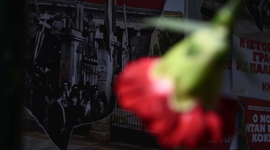 Κόκκινο γαρύφαλλο για τα 50 χρόνια του Πολυτεχνείου 2023