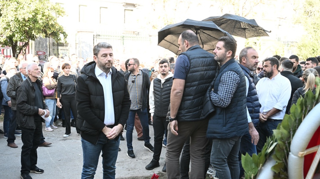 Ο Νίκος Ανδρουλάκης καταθέτει στεφάνι στο Πολυτεχνείο - Ομπρέλες κοντά του μετά την επίθεση με καφέδες