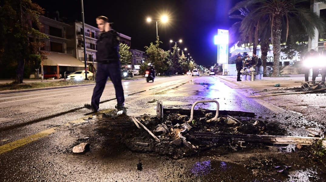 Επιβάλλεται η νομιμότητα με παρακάλια; Η κυβέρνηση εξακολουθεί να προσπαθεί