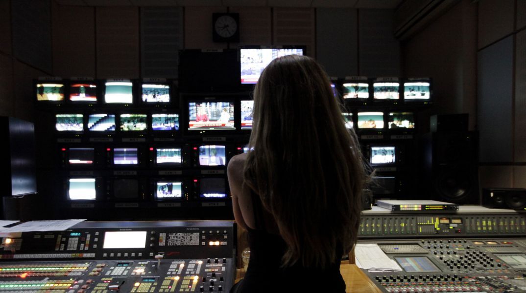 Eυρωβαρόμετρο: Οι Έλληνες επιλέγουν την τηλεόραση για την ενημέρωσή τους - Πώς κατατάσσουν οι Ευρωπαίοι τα ΜΜΕ όσον αφορά την αξιοπιστία.