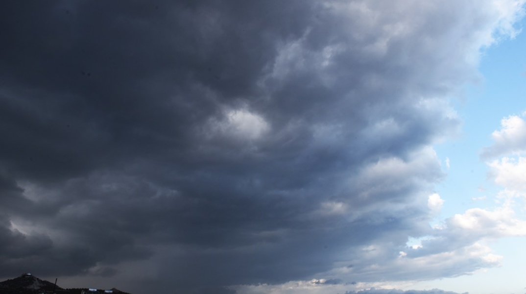Μαύρα σύννεφα πάνω από την Αττική