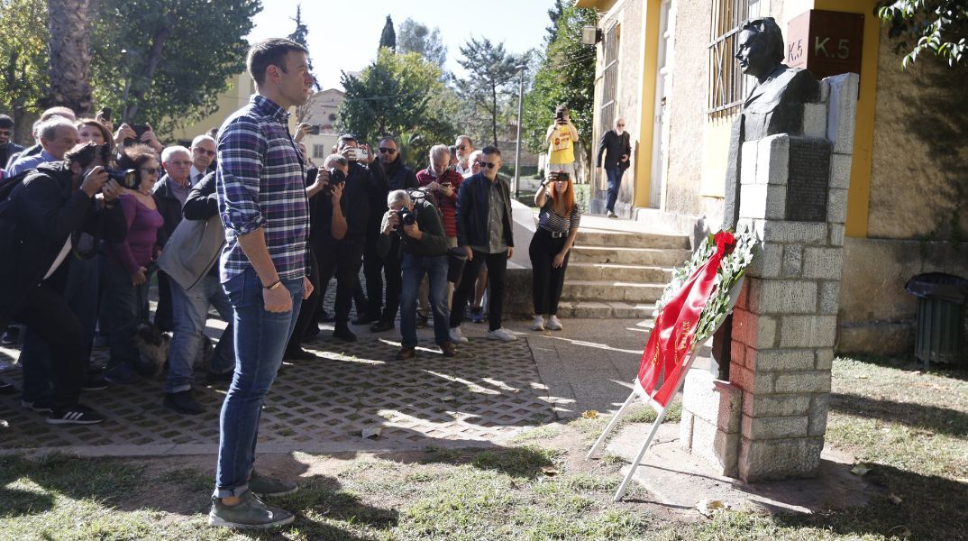 Πολυτεχνείο: Ο Στέφανος Κασσελάκης κατέθεσε στεφάνι στο μνημείο ΕΑΤ-ΕΣΑ - Ο αρχηγός του ΣΥΡΙΖΑ τίμησε την επέτειο των 50 χρόνων από την εξέγερση.
