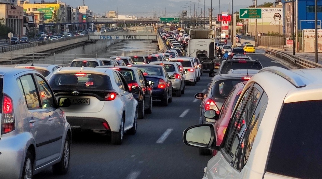 Αυτοκίνητα «κολλημένα» στην κίνηση στη λεωφόρο Κηφισού