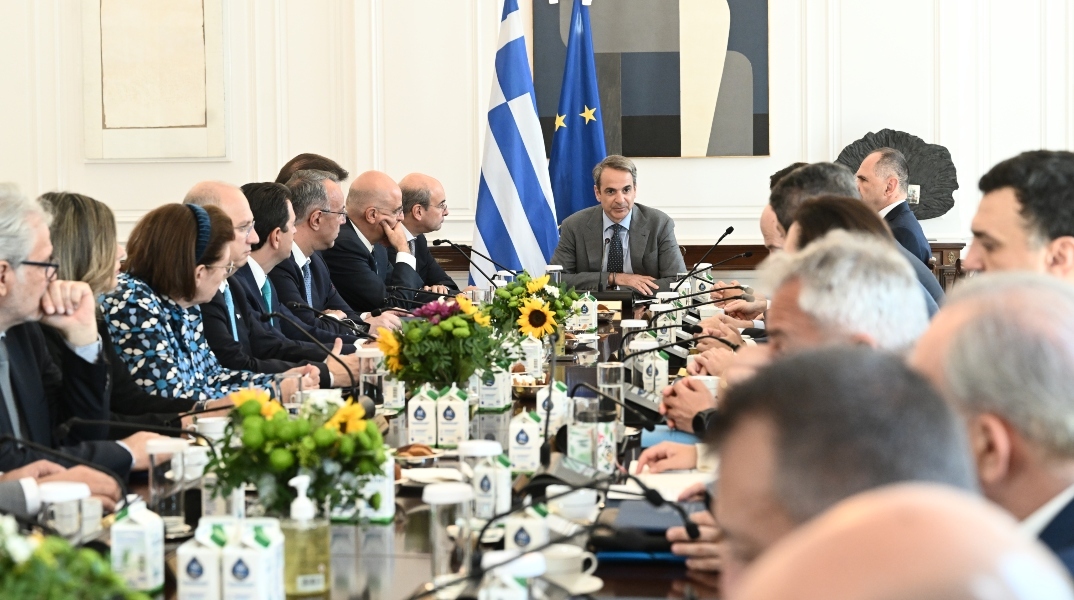 Η πραγματικότητα χτυπάει την πόρτα της κυβέρνησης