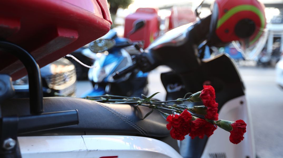 Θεσσαλονίκη: Μοτοπορεία πραγματοποιήσαν οι διανομείς φαγητού στη μνήμη συναδέλφου τους που σκοτώθηκε το περασμένο Σάββατο.