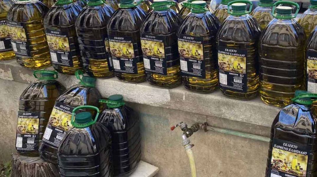 Κολωνός: Σύλληψη για παράνομη πώληση ελαιόλαδου - Κατασχέθηκαν 150 κιλά από την αστυνομία - Πιάστηκε επ’ αυτοφώρω ο 54χρονος.