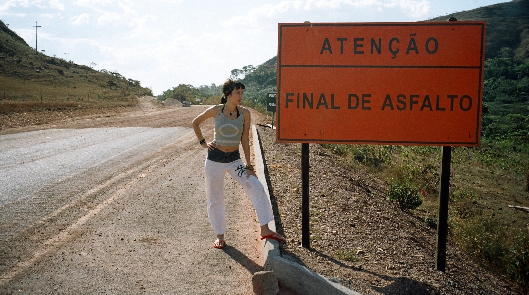 Η Κρίστη Στασινοπούλου μιλάει για το βιβλίο «Ημερολόγια On the Road», τις ταξιδιωτικές εμπειρίες 25 ετών παίζοντας με τον Στάθη Καλυβιώτη και την μπάντα τους.