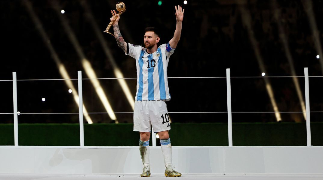 Λιονέλ Μέσι: Σε δημοπρασία οι φανέλες του αργεντινού σταρ από το Παγκόσμιο Κύπελλο του Κατάρ - Αναμένεται να ξεπεράσει τα 10 εκατομμύρια δολάρια η τιμή πώλησης.