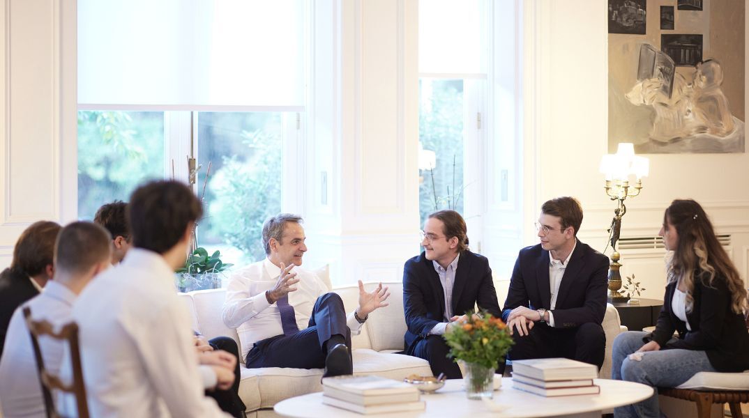 Συνάντηση Μητσοτάκη με την ελληνική ομάδα που κέρδισε χρυσό μετάλλιο στον διεθνή διαγωνισμό iGEM 2023