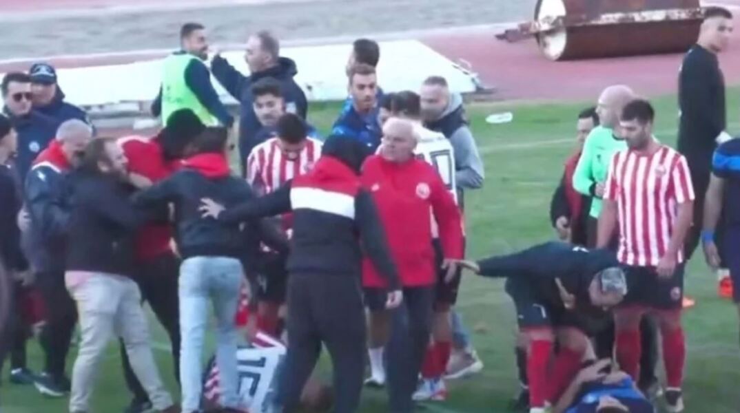 Σφαλιάρες, κλωτσιές και εισβολή οπαδών στο Ολυμπιακός Βόλου-Ρήγας Φεραίου