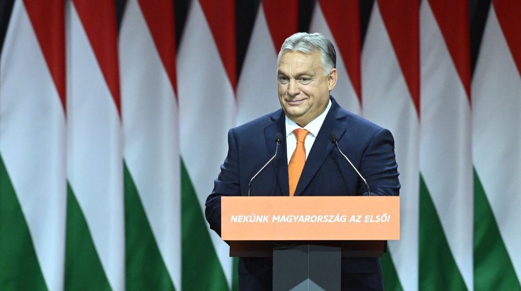 Ουγγαρία: Ο πρωθυπουργός Όρμπαν ανάρτησε στους δρόμους αφίσες που δυσφημούν την πρόεδρο της Ευρωπαϊκής Επιτροπής φον ντερ Λάιεν ενόψει των ευρωεκλογών.