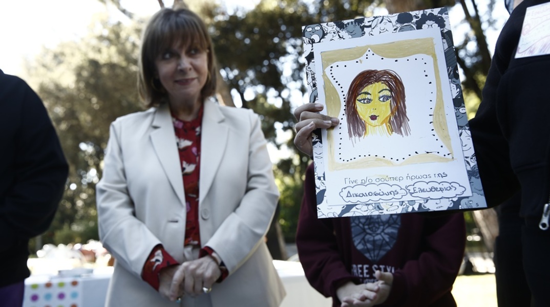 Η Πρόεδρος της Δημοκρατίας, Κατερίνα Σακελλαροπούλου, στον κήπο του Προεδρικού Μεγάρου για τη δράση της Πλανόδιας Βιβλιοθήκης