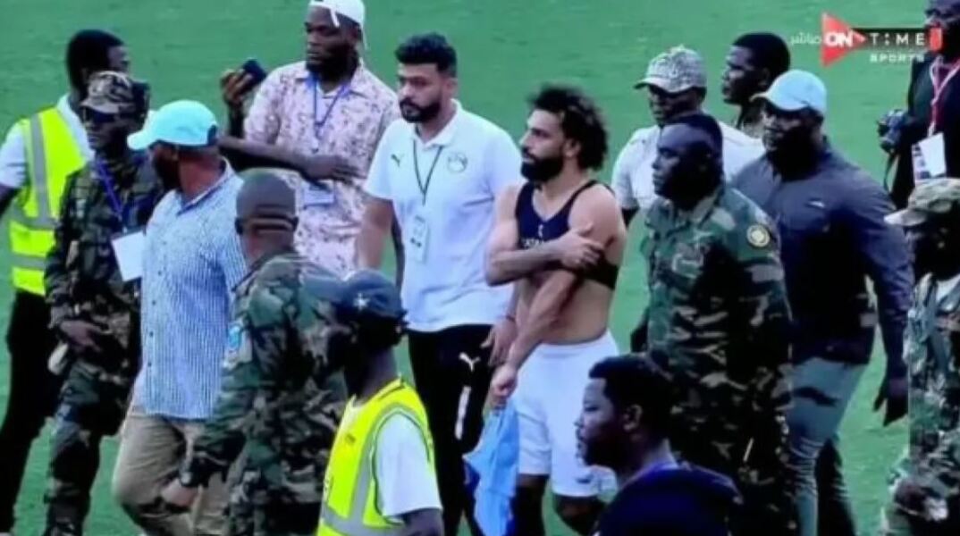 Οπαδοί εισέβαλαν στο γήπεδο και προσπάθησαν να χτυπήσουν τον Μοχάμεντ Σαλάχ
