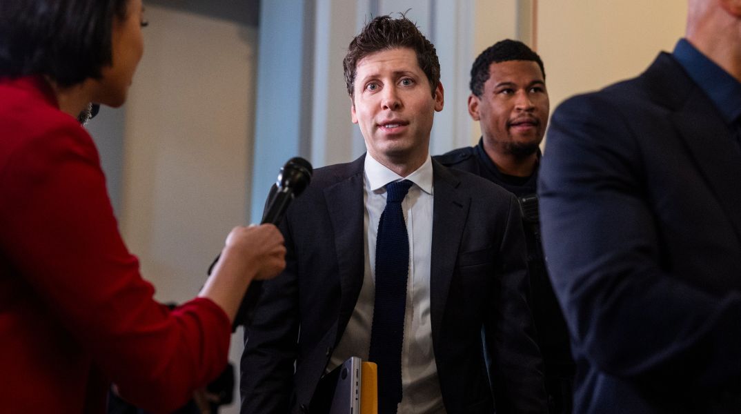 Τεχνητή νοημοσύνη: Ο σταρ της Σίλικον Βάλεϊ Σαμ Άλτμαν πηγαίνει στη Microsoft μετά την απόλυσή του από την OpenAI - Ποιο ρόλο αναλαμβάνει.