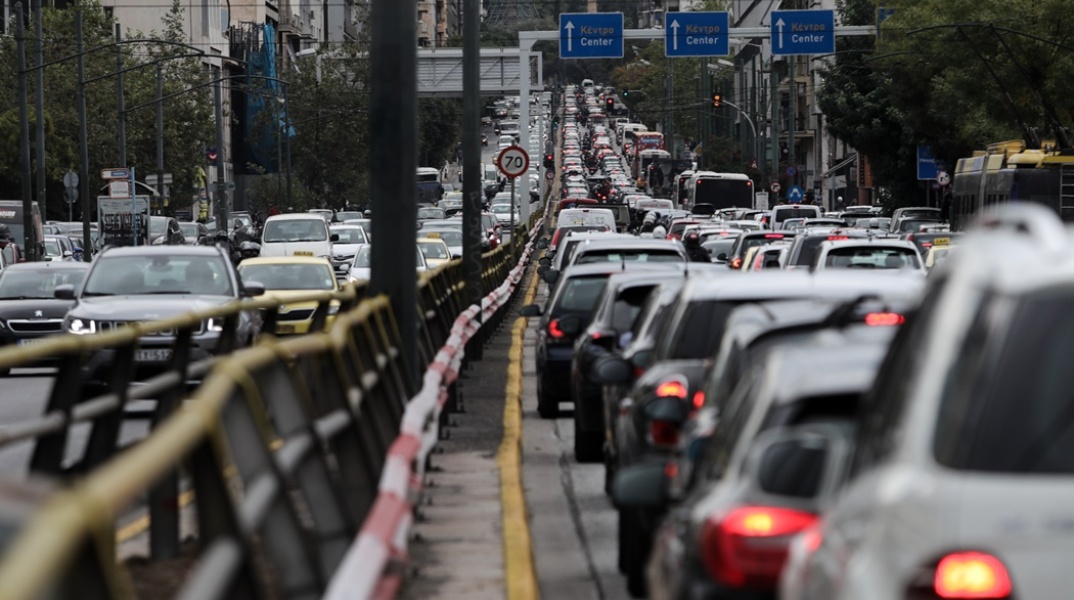 Αυτοκίνητα «κολλημένα» στην κίνηση στο κέντρο της Αθήνας