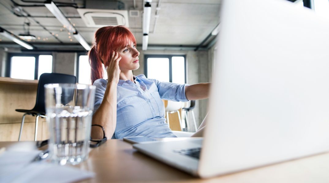 Έρευνα της ΕΥ: Ένας στους τρεις εργαζόμενους παγκοσμίως σκέφτεται να αλλάξει δουλειά, αναζητώντας καλύτερες αποδοχές - Τι πιστεύουν οι εργοδότες.