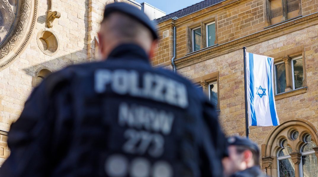 Γερμανία: Η αστυνομία στη Βαυαρία πραγματοποίησε εφόδους θέτοντας στο στόχαστρο αντισημιτικά σχόλια στα μέσα κοινωνικής δικτύωσης.
