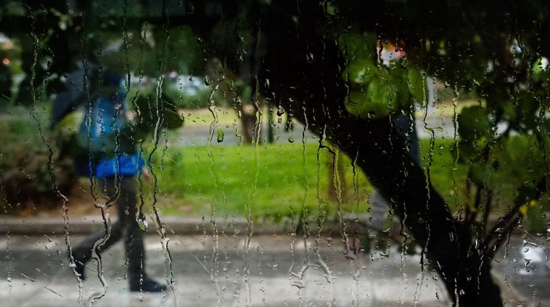 «Επιστρέφουν» οι βροχές και οι καταιγίδες την Τετάρτη - Πού θα χρειαστείτε ομπρέλα