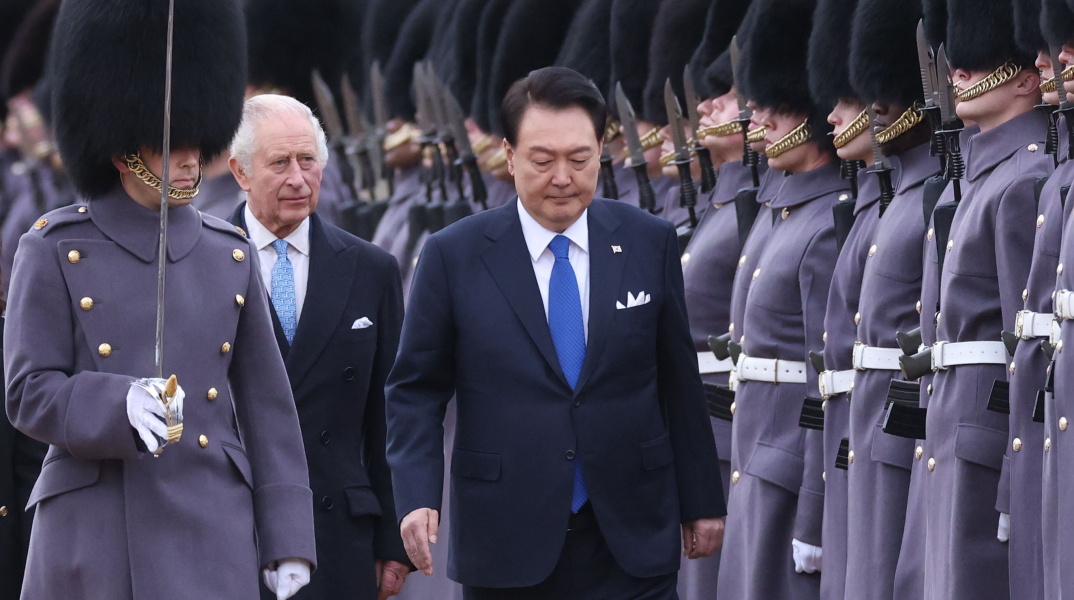Ο Βασιλιάς Κάρολος φόρεσε γραβάτα με την ελληνική σημαία για να υποδεχθεί τον πρόεδρο της Νότιας Κορέας