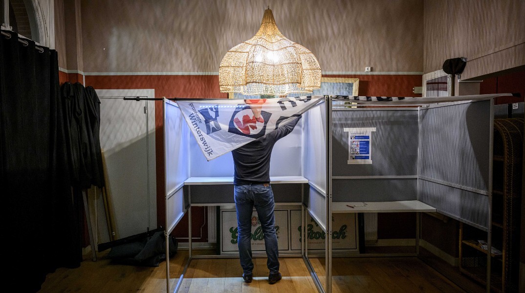 Στις κάλπες η Ολλανδία για τις βουλευτικές εκλογές - Μάχη στήθος με στήθος για τρεις υποψήφιους 