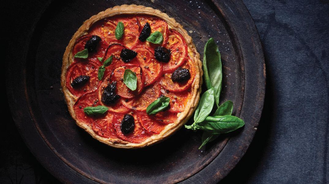 Τάρτα με ντομάτα, ελιές και βασιλικό