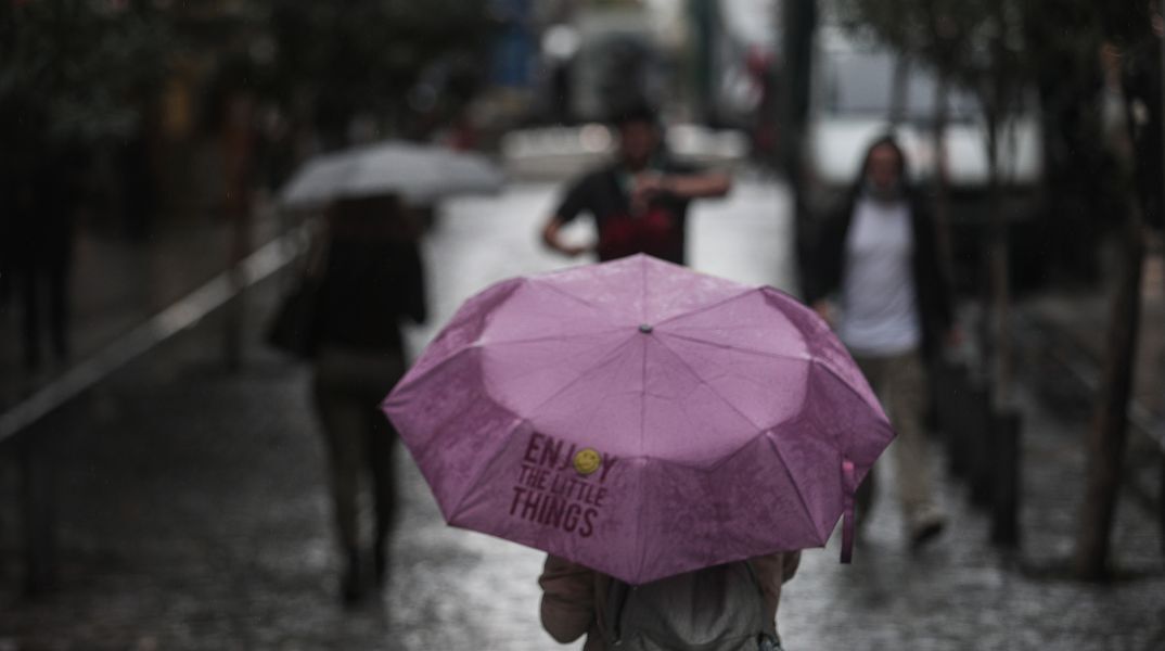 Βροχές με ζέστη και ανέμους την Παρασκευή - Πού θα πέσουν καταιγίδες