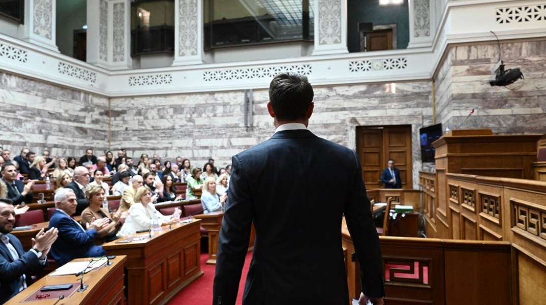 Ο Στέφανος Κασσελάκης πλάτη σε συνεδρίαση της Κοινοβουλευτικής Ομάδας του ΣΥΡΙΖΑ