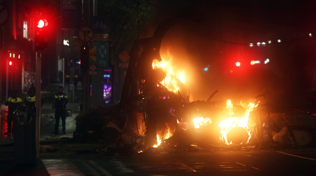 Χάος και βία στο Δουβλίνο - Επεισόδια με ακροδεξιούς μετά την επίθεση με μαχαίρι