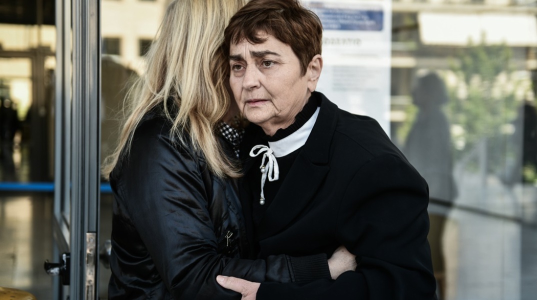 Η μητέρα της Ελένης Τοπαλούδη στο περιθώριο της δίκης για τη δολοφονία της 