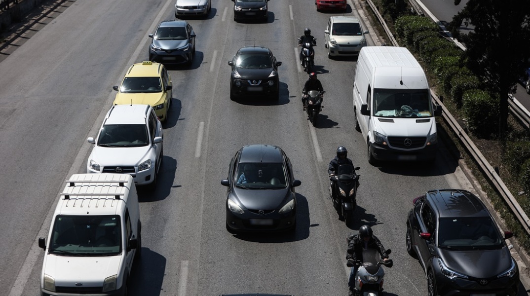 Αυτοκίνητα με χαμηλές ταχύτητες σε δρόμο της Αθήνας λόγω κίνησης