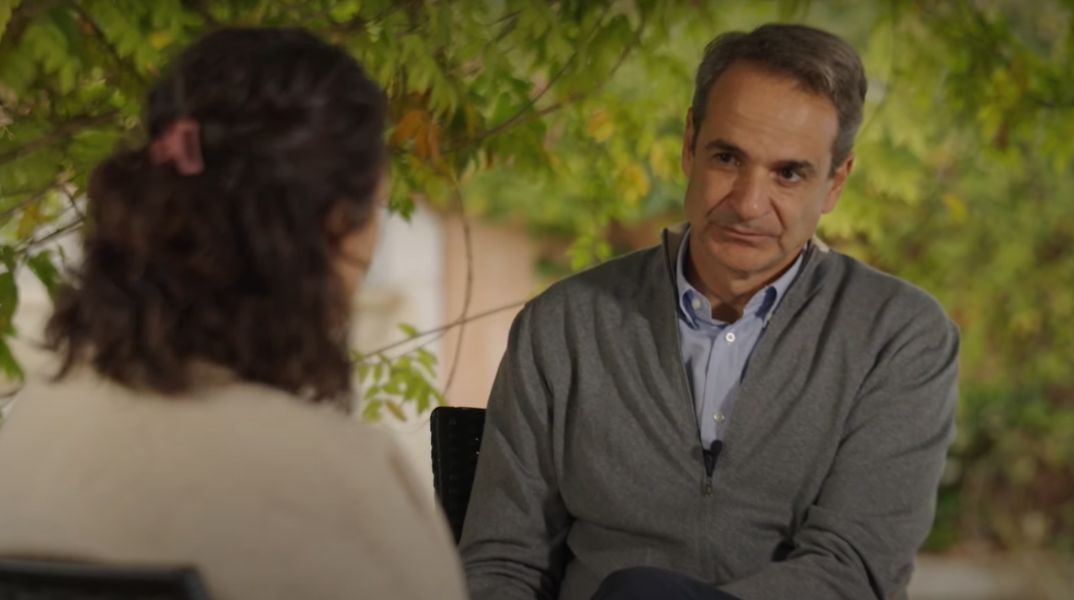 Παγκόσμια Ημέρα για την Εξάλειψη της Βίας κατά των Γυναικών - Ο πρωθυπουργός Κυριάκος Μητσοτάκης συνομίλησε με θύμα έμφυλης βίας.