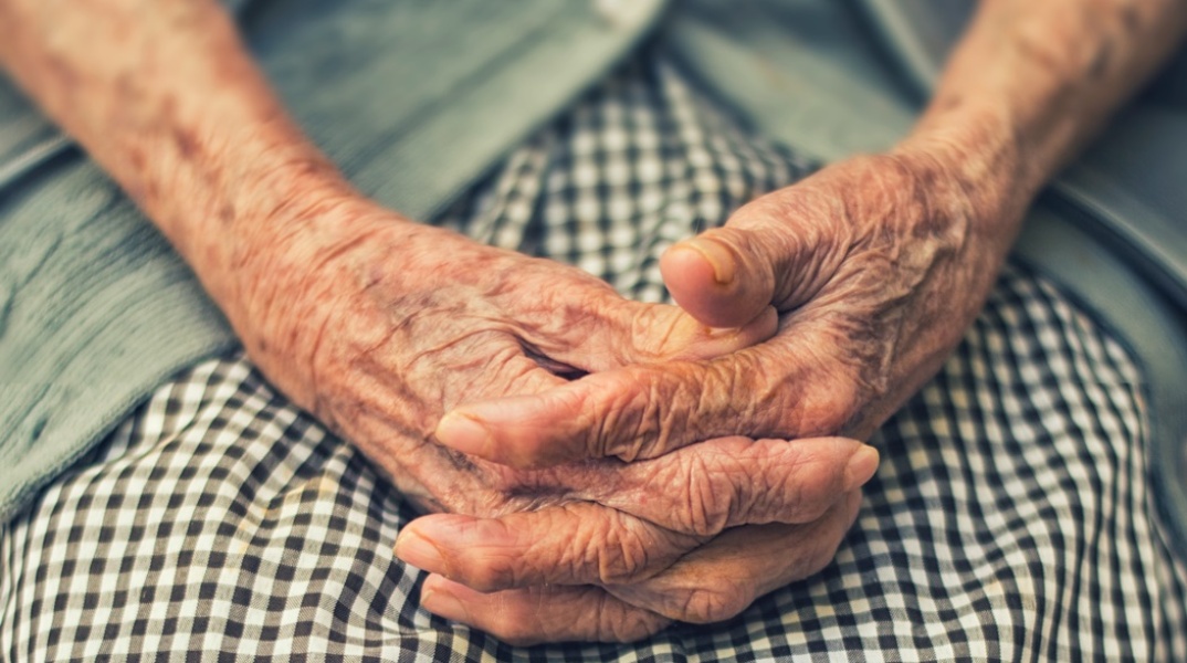 Χέρια ηλικιωμένης γυναίκας