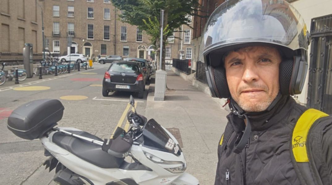 Ιρλανδία: Περισσότερα από 300.000 ευρώ συγκεντρώθηκαν για τον μετανάστη από τη Βραζιλία που έσωσε παιδιά κατά την επίθεση με μαχαίρι στο Δουβλίνο.