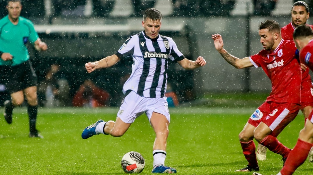 Ποδοσφαιριστής του ΠΑΟΚ υπό βροχή σε φάση κόντρα στον Πανσερραϊκό στην Τούμπα