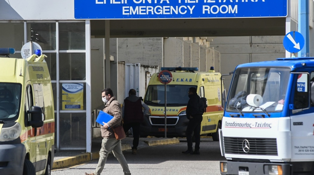 Ασθενοφόρο έξω από τον χώρο των Επειγόντων στο Νοσοκομείο του Ρίου
