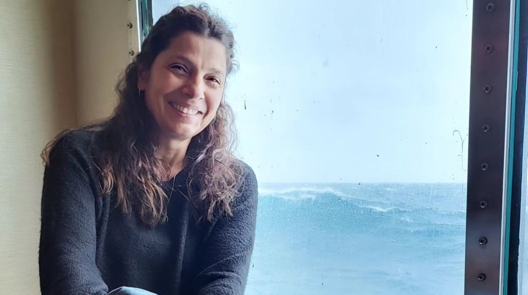 Η δημοσιογράφος Πόπη Τσαπανίδου ταξιδεύει με πλοίο στον Ατλαντικό