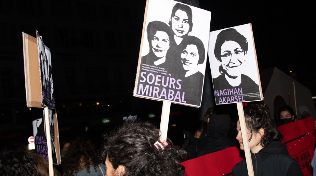 Διαδηλωτές κρατούν πλακάτ με τις αδελφές Mirabal που δολοφονήθηκαν στη Δομινικανή Δημοκρατία στις 25 Νοεμβρίου 1960