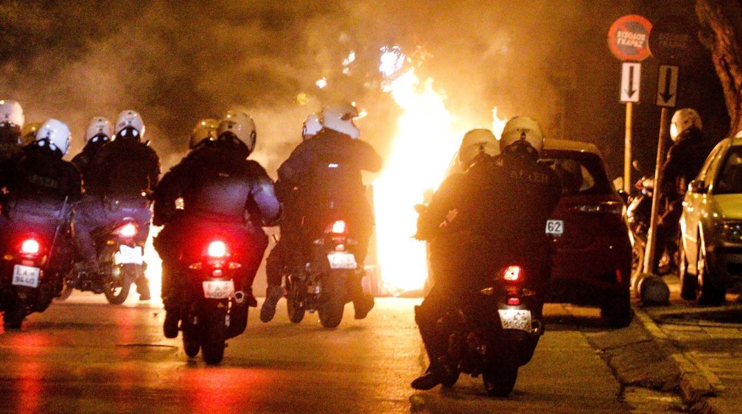 Ζωγράφου: Επεισόδια τα ξημερώματα στην Πανεπιστημιούπολη - Επίθεση ομάδας 50 ατόμων - Μολότοφ, καταστροφές και φθορές σε ιδιοκτησίες.